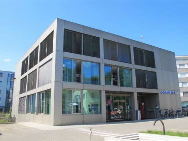 Geschäftshaus mit Abstell- und Einstellhallenplätze